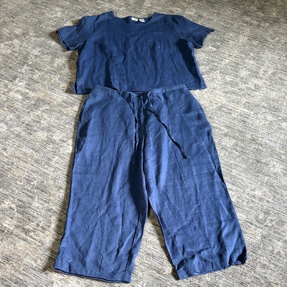 L.L. Bean Blue 2 piece set - Top and wild left pants - 100% linen - 16P